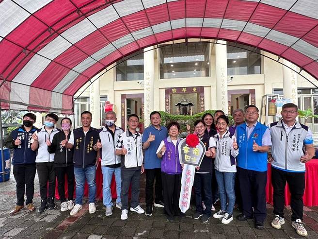 头份市东华宫20日捐赠中型巴士，由头份市长罗雪珠代表受赠。（头份市公所提供／谢明俊苗栗传真）