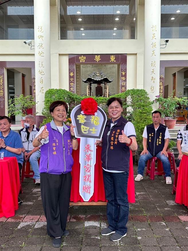 头份市东华宫20日捐赠中型巴士，由头份市长罗雪珠代表受赠。（头份市公所提供／谢明俊苗栗传真）