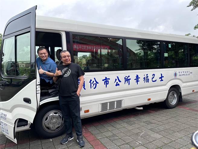 头份市东华宫20日捐赠中型巴士，由头份市长罗雪珠代表受赠。（头份市公所提供／谢明俊苗栗传真）