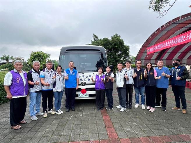 头份市东华宫20日捐赠中型巴士，由头份市长罗雪珠代表受赠。（头份市公所提供／谢明俊苗栗传真）