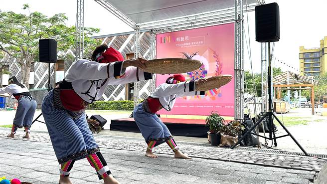 LiMA有艺思今天在台东TTstyle原创馆波浪屋开幕，开场表演。（蔡旻妤摄）