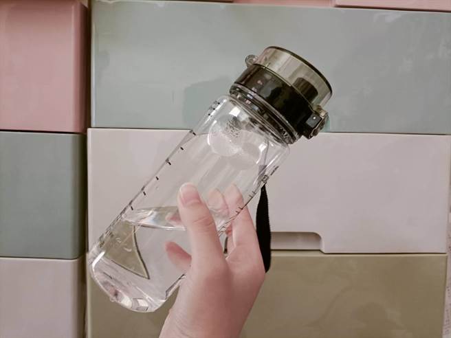 中部某国小惊传学生为了报復，将有毒的黄金葛汁液装进同学水壶里。（陈淑娥摄）