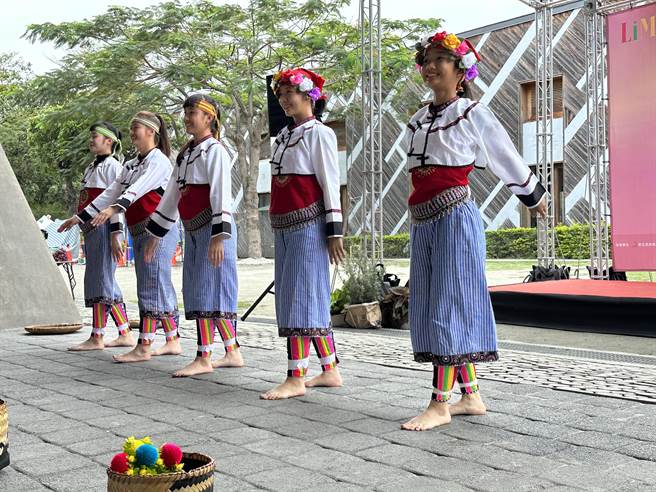 LiMA有艺思今天在台东TTstyle原创馆波浪屋开幕，开场表演。（蔡旻妤摄）
