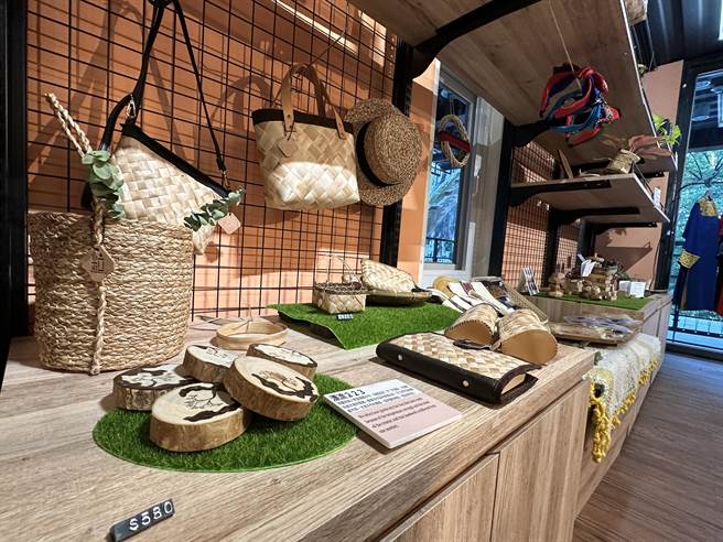 LiMA有艺思今天在台东TTstyle原创馆波浪屋开幕，店内展售原民文创商品。（蔡旻妤摄）