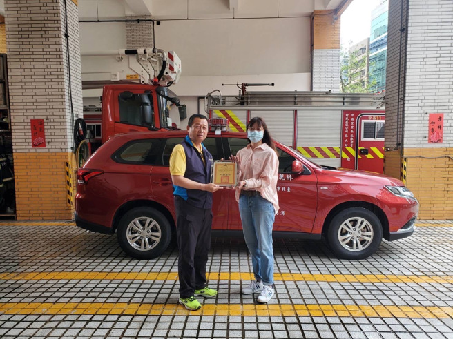 台北市杰出市民林苑琳女士订于今（20）日上午10时假台北市消防局第三救灾救护大队办理捐赠台北市消防局消防警备车1辆典礼，为表达感谢之意，由莫怀祖局长代表市长颁赠感谢状。（图／消防局提供）