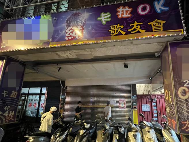 新北市板桥区有业者在住宅区违规经营视听歌唱业，新北市府公安小组，执行断水断电处分。（新北市城乡局提供）