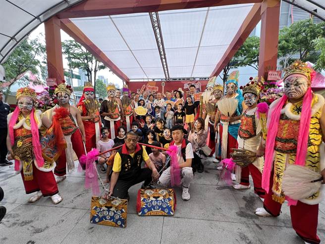 桃园市文化基金会即起至7月30日规画雅俗共赏的「八面威风家将特展」，让民眾认识结合戏曲、武术、刺绣、脸谱等艺术的家将文化。(蔡依珍摄)