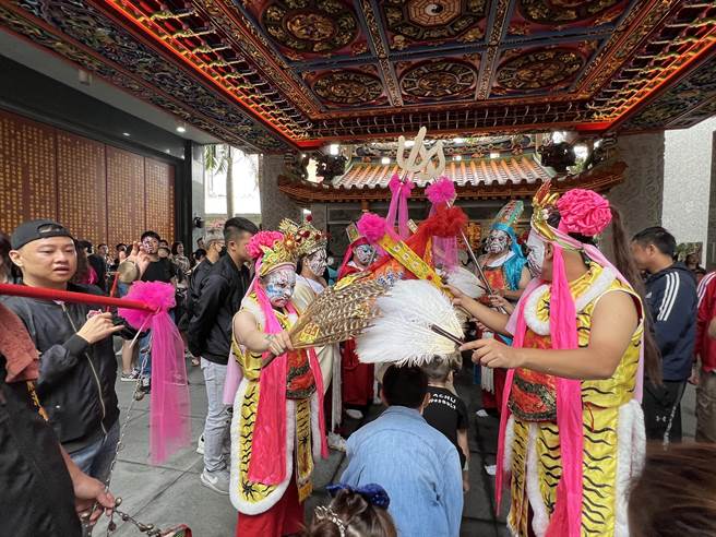 开幕式有祈福仪式，参与民眾钻过八家将后，主办单位准备祈福饼乾共享。(蔡依珍摄)