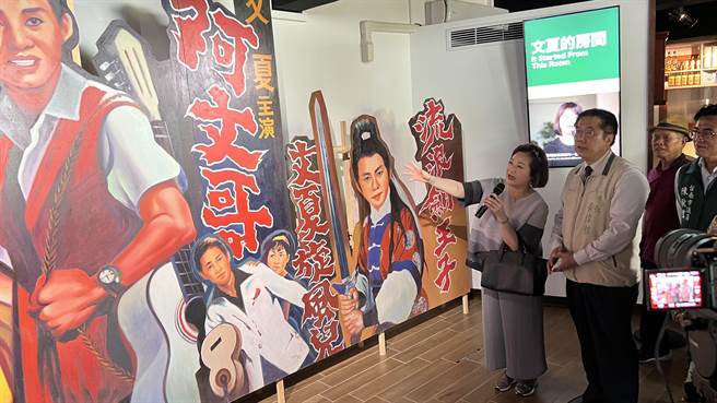 文夏遗孀文香（左）向台南市长黄伟哲（右）讲述文夏的故事歷史。（张毓翎摄）