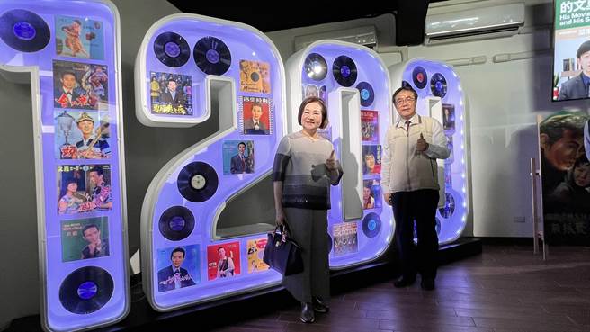 文夏遗孀文香（左）说，感谢各界对于成立文夏故事馆的支持，这是他生前的遗愿，希望有很多喜欢老师作品的人来故事馆参观。（张毓翎摄）