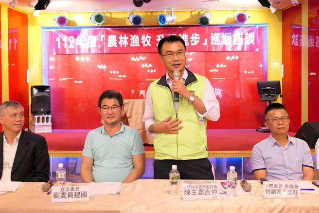 云林县农民挺农业部，农委会主委陈吉仲（站立者）强调提高农民收入与尊严。（张朝欣摄）