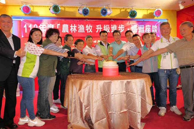 农委会主委陈吉仲（左八）、立委刘建国（左九）与眾人切蛋糕，庆祝农业部即将成立。（张朝欣摄）