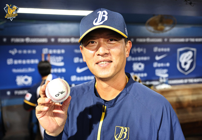 中信兄弟總教練彭政閔將「接力無安打」比賽勝利球送給投手教練王建民。（中信兄弟提供）