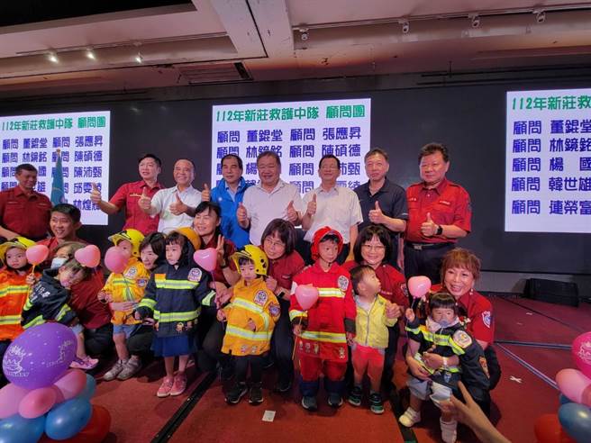 新北市义勇消防总队救护大队于今（20日）举办新庄义消救护中队成军活动暨救护器材捐赠典礼。（新北市消防局提供）