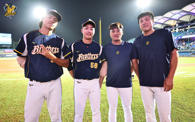 中信兄弟靠著鄭浩均（左起）、呂彥青、吳俊偉、謝榮豪4名投手上演中職首次「接力無安打」比賽。（中信兄弟提供）