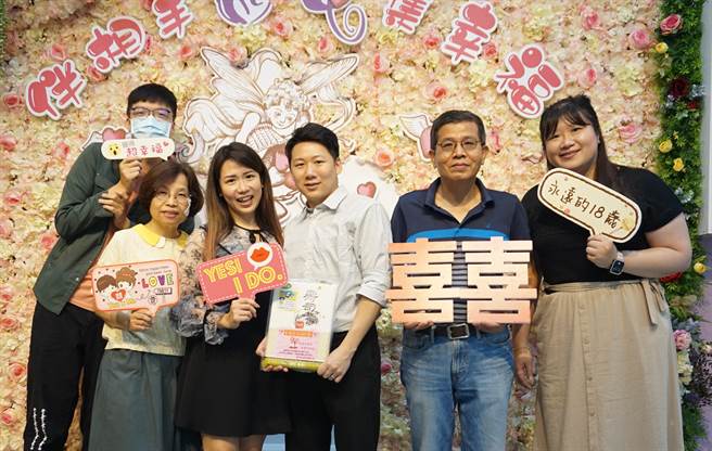 配合520结婚热潮，台中市各户政所也特别准备了婚摄道具及结婚拍照专区，让爱侣们留下甜美纪念。(台中市府提供)