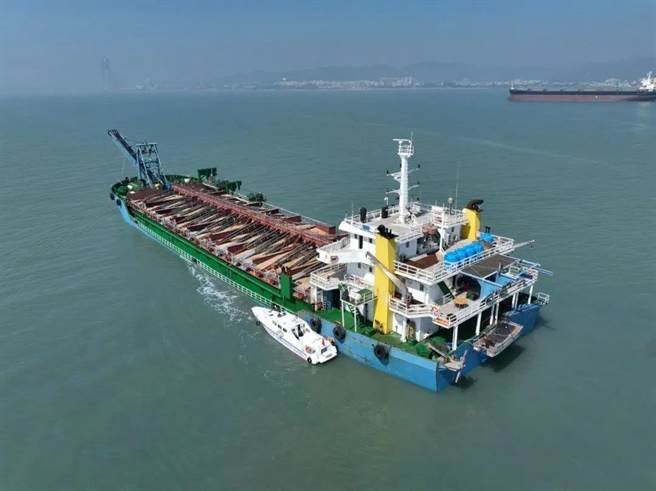 大陆最高检、公安部、海警局联合部署今起专项打击盗採海砂。图为2月18日福建厦门海警在闽南海域查获一起非法採砂案，查扣海砂5000余吨。（大陆央广网）