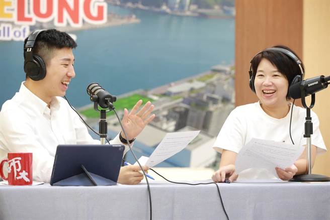 基隆政府发言人余治明（左）向主持人综发处长林丽蝉（右）表示，第二季节目将会新增更多元化内容，包含旅游美食、人文故事等，希望能拓展更多年轻受眾。（基隆市政府提供／徐佑升基隆传真）