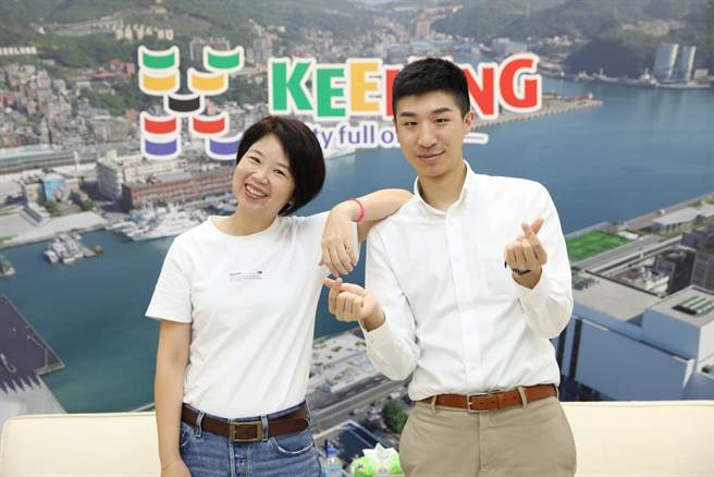 基隆市政府经营的「基隆Podcast」第16集由综发处长林丽蝉（左）主持，访问市府发言人余治明（右）有关节目本身制作的故事，以及节目第二季的展望。（基隆市政府提供／徐佑升基隆传真）