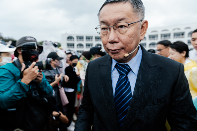 民眾党主席柯文哲（中）20日于淡水沪尾艺文休閒园区举办参选2024总统大选宣示记者会，柯上台阐述参政理念，期盼延续150年前马偕牧师精神，以实际行动化解仇恨、误解，解开绳结；现场风雨交加，柯未撑伞，全身湿透发表参选宣言。 （郭吉铨摄）