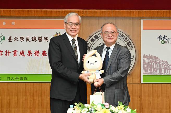 台大医院和台北荣总携手医疗研究16年，发表超过30项合作研究成果。台大医院院长吴明贤（右）及台北荣总院长陈威明（左）合影留念。（台大医院提供）