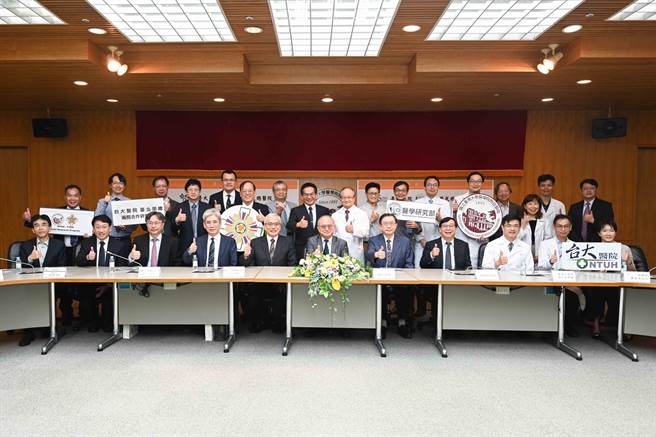 台大医院和台北荣总自96年签订教学研究合作计画，今（20）举办教学研究合作计画成果发表会。（台大医院提供）