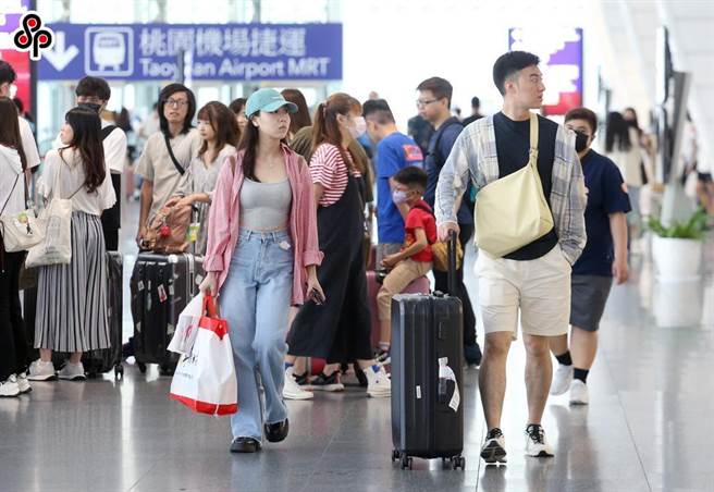 大陆国台办19日宣布，即日起恢復旅行社经营台湾居民来大陆团队旅游业务。在桃园机场第一航厦出境大厅内，旅客正前往航空公司柜台办理报到手续。（本报资料照/范扬光摄）