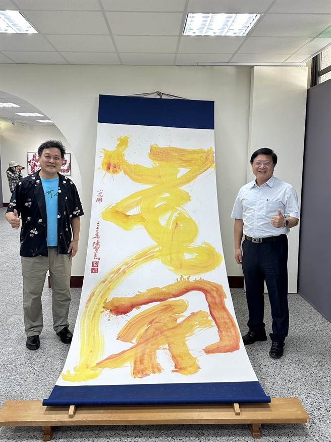 西拉雅国家风景区管理处处长徐振能（右）出席见证。左为在地书法艺术家陈世宪。（西拉雅国家风景区管理处提供／张毓翎台南传真）