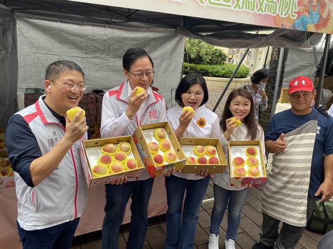 桃园市长张善政大讚妈妈桃皮薄、果肉细嫩、口感香甜。（蔡明亘摄）
