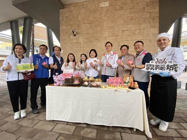 今年与手信坊合作推出梦幻粉色系甜点「妈妈桃大福」。（蔡明亘摄）