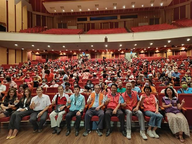 旺旺文教基金会今天在嘉义市举办「让奉献成为一种荣耀」公益演唱会。（廖素慧摄）