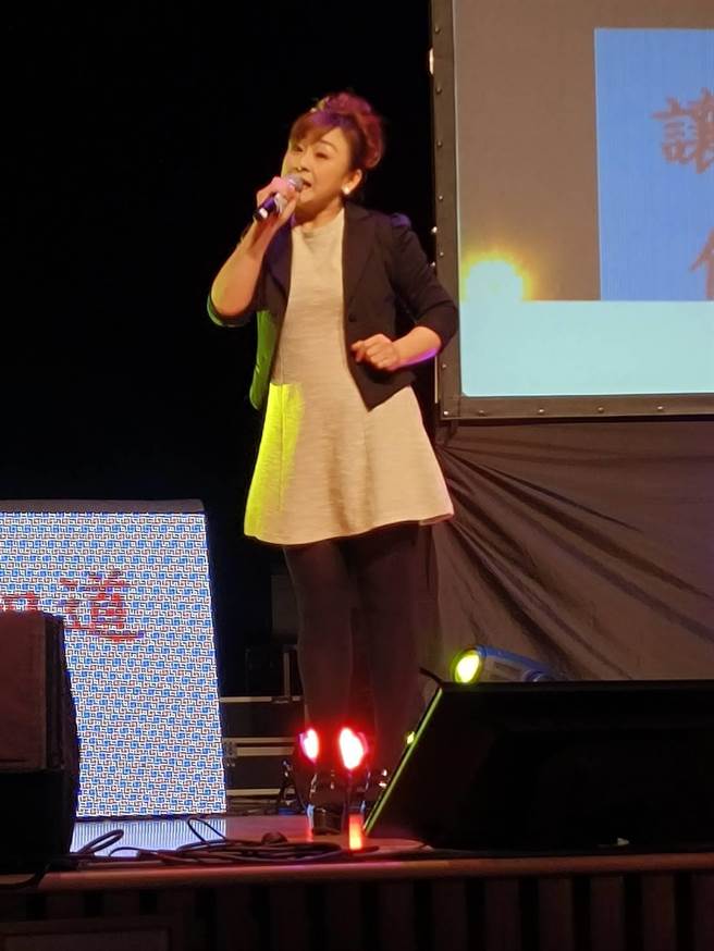 主持人林洁快唱《爱情恰恰》炒热气氛。（廖素慧摄）