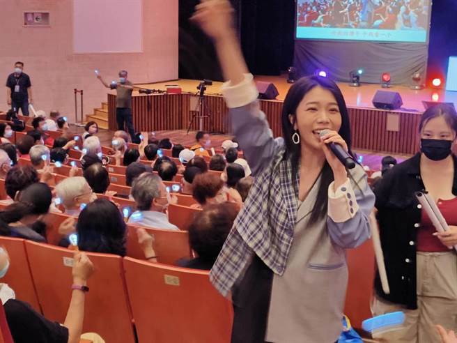 蔡家蓁与观眾热情互动。（廖素慧摄）