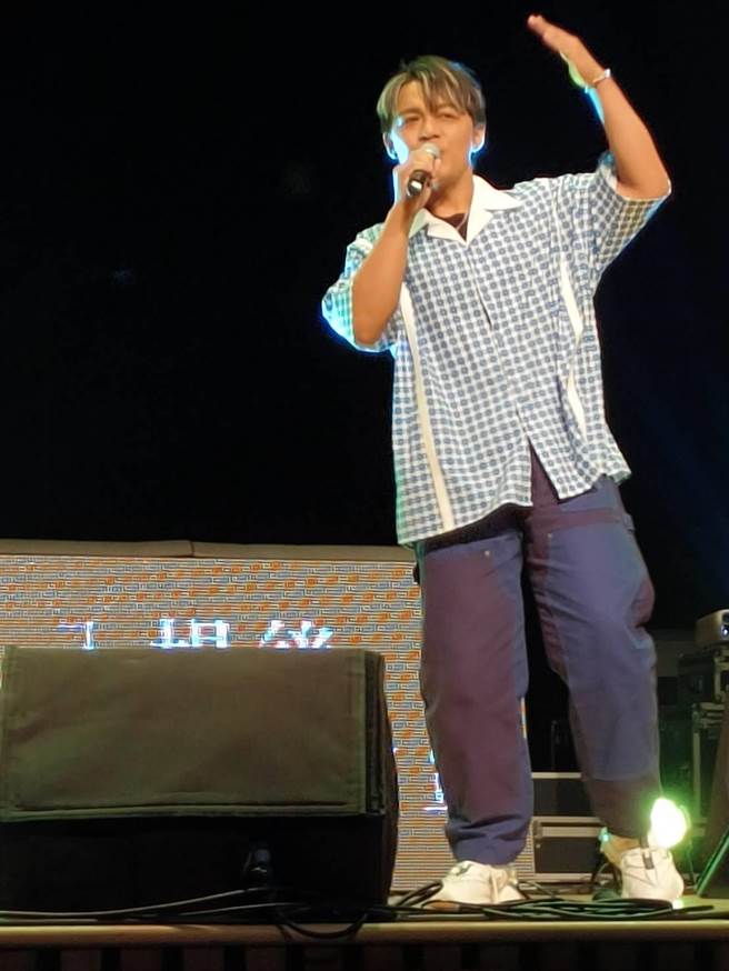 曾玮中高歌《欢喜就好》。（廖素慧摄）