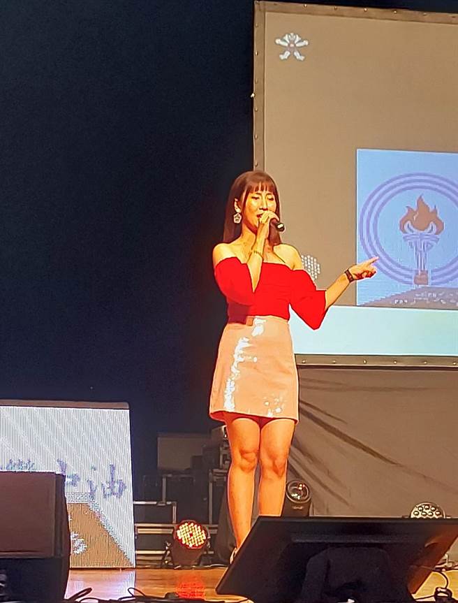 苏宥蓉热唱《我的心里只有你没有他》。（廖素慧摄）