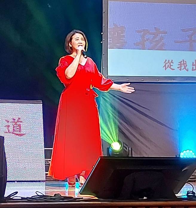 林乔安唱《星星知我心》。（廖素慧摄）