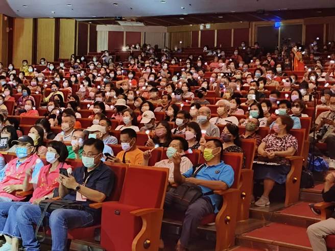 全场志工们舞动萤光棒开心合唱。（廖素慧摄）