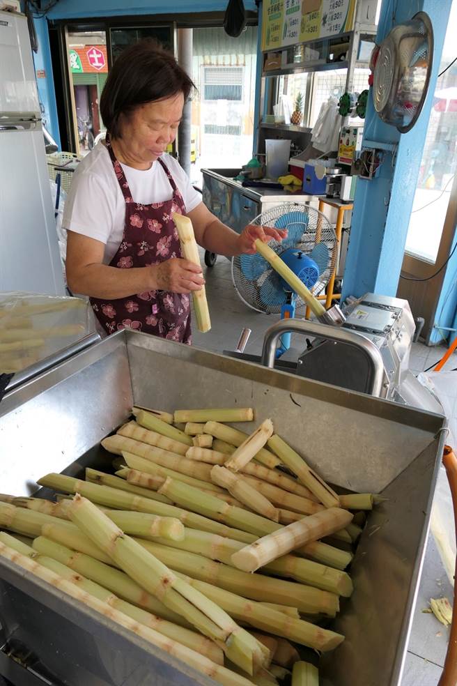 云林县水林乡50年甘蔗汁老店，甘蔗都是自种自销确保品质。（张朝欣摄）