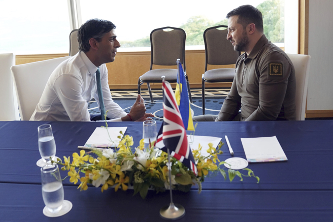 蘇納克與澤倫斯基在G7廣島峰會場邊相見之後，隨即一對一談話。（美聯社）