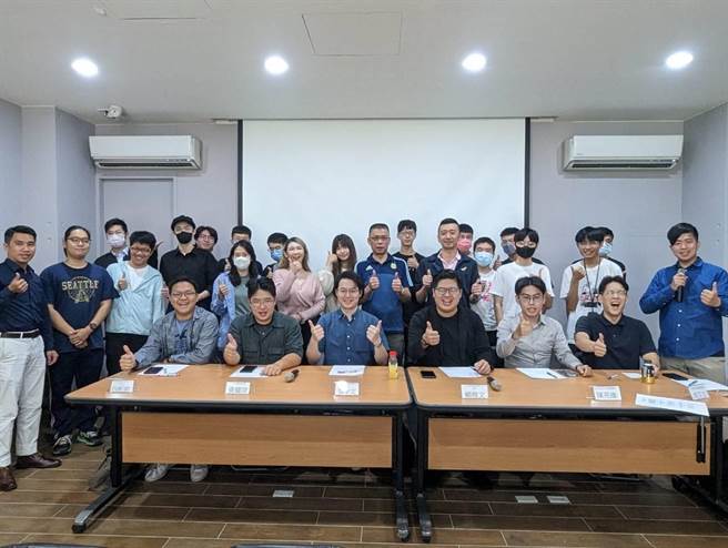 民主进步青年协会今日前进金门，与有志于政治工作的地方青年分享幕僚工作经验。(图／蔡其雍服务处提供)