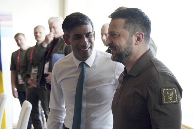 澤倫斯基20日飛抵廣島，隨即與出席G7峰會的英相蘇納克在場邊會晤，兩人笑容滿面。（美聯社）