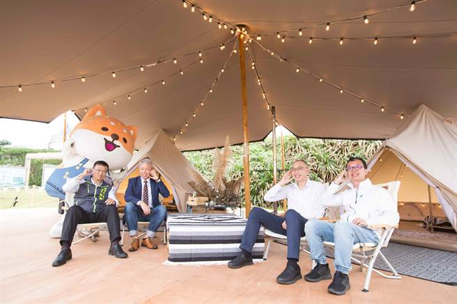 新北市副市长谢政达（右二）与多位贵宾体验时下最夯露营风格布景，享受疗癒氛围。（新北市政府提供／徐佑升新北传真）