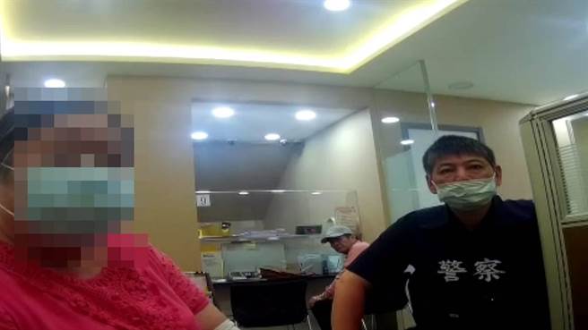 婦人聽到「兒子」經營副業缺錢，衝到銀行要轉帳。(翻攝照片／蔡依珍桃園傳真)