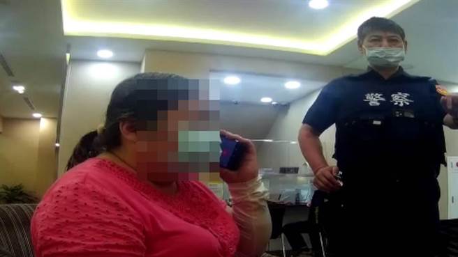 婦人聽到「兒子」經營副業缺錢，衝到銀行要轉帳。(翻攝照片／蔡依珍桃園傳真)