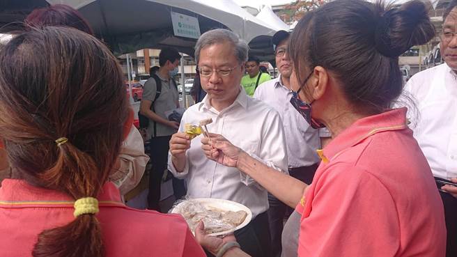 国发会主委龚明鑫受到成果展摊位欢迎，纷纷送上社区特色产品并邀求合照。（程炳璋摄）