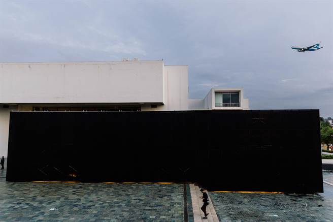 声音艺术家王仲(方方土)、法国艺术团体 hellobastworkshop、空间设计刘佳豪及装置设计郭仲辅携手创作的大型体感建筑《途中》(Find Your Way Out)。（郭吉铨摄）