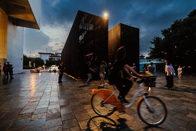 声音艺术家王仲(方方土)、法国艺术团体 hellobastworkshop、空间设计刘佳豪及装置设计郭仲辅携手创作的大型体感建筑《途中》(Find Your Way Out)。（郭吉铨摄）