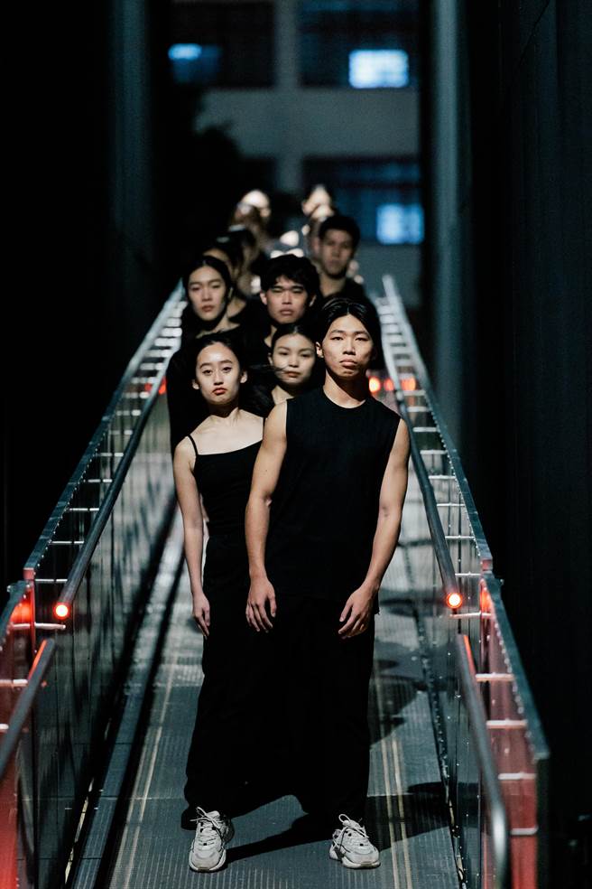 透过视觉、声音与行走上的不可预期性，邀请观眾以身体作为观察点，藉此暂时逃离后疫情时代的孤寂。（郭吉铨摄）