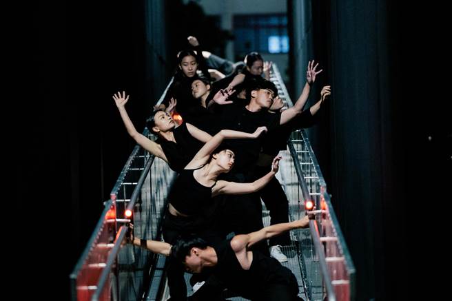 透过视觉、声音与行走上的不可预期性，邀请观眾以身体作为观察点，藉此暂时逃离后疫情时代的孤寂。（郭吉铨摄）