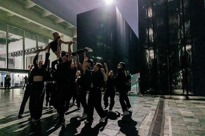 透过视觉、声音与行走上的不可预期性，邀请观眾以身体作为观察点，藉此暂时逃离后疫情时代的孤寂。（郭吉铨摄）